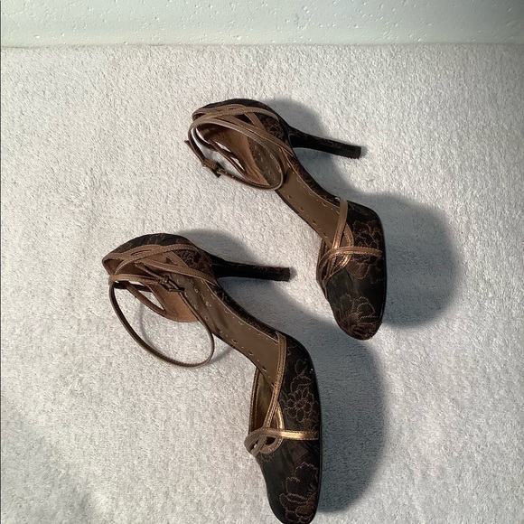 BCBG bronze heels. Beautiful for the holidays! - Picture 3 of 7